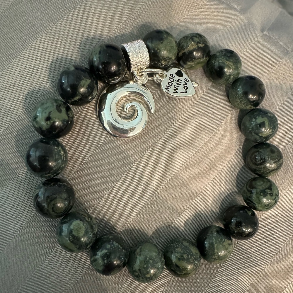 Dark green stretch beaded bracelet with silver accessories NWOT